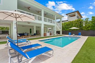 Emerald Oasis Deluxe Waterfront Gem, Heated Pool with Dock - 8