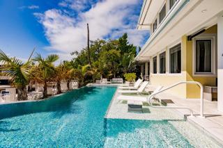 Luxury Villa-60 ft Pool-Jacuzzi-Endless Amenities- - 9