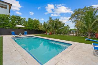 Emerald Oasis Deluxe Waterfront Gem, Heated Pool with Dock - 2