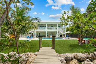 Emerald Oasis Deluxe Waterfront Gem, Heated Pool with Dock - Marathon - 0