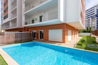 Luxury 5 min Beach with Balcony, Pool, Wifi, AC, SmartTV - Portimão - 0