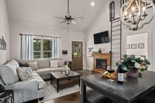 Twisted Oak, Hot tub, Fire pit, King Beds! - Fredericksburg - 0