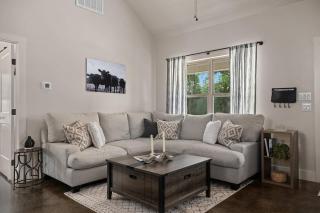 Twisted Oak, Hot tub, Fire pit, King Beds! - Fredericksburg - 2