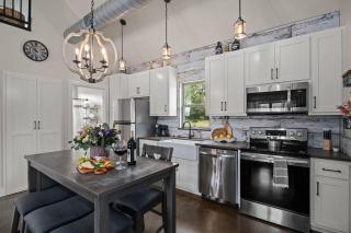 Twisted Oak, Hot tub, Fire pit, King Beds! - 8