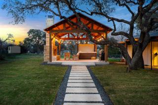 White Oak Haus Outdoor fireplace and Hot tub - Fredericksburg - 4