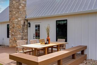 White Oak Haus Outdoor fireplace and Hot tub - Fredericksburg - 1