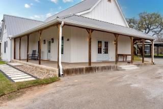 White Oak Haus Outdoor fireplace and Hot tub - Fredericksburg - 6