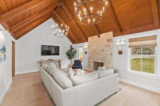 White Oak Haus Outdoor fireplace and Hot tub - 2