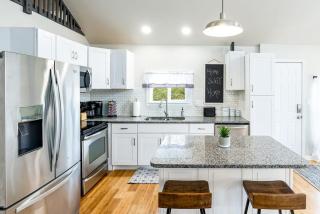 Loft Cabin w, Fire Pit, Huge Deck & WiFi! - Hedgesville - 8