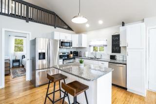 Loft Cabin w, Fire Pit, Huge Deck & WiFi! - Hedgesville - 6