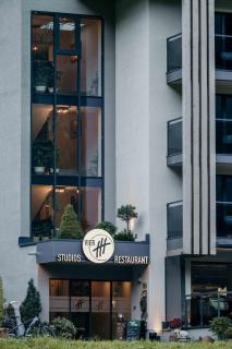 VIER Studios & Restaurant - 8