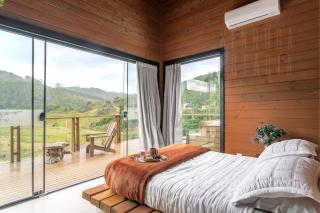 Villas Mornas Cabana Montanha Jacuzzi Beach Tennis - Aguas Mornas - 0