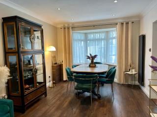 Luxury Oriental Home with Exotic Garden & Free Parking - 8