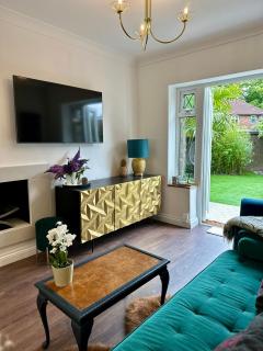 Luxury Oriental Home with Exotic Garden & Free Parking - 8