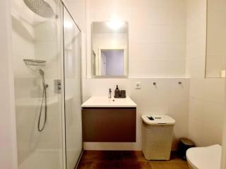 Luxury one bedroom with free parking - 2