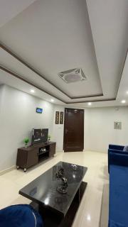Luxe & Cozy apartment in bahria town lahore - Lahore - 1