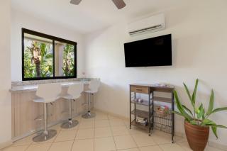 Two Palms Ground Floor Unit Across From Beach - Coco - 6