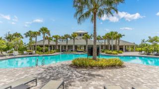 Stunning 3BR Modern Retreat, 20min to Beaches & Downtown, Pondside Bliss - Bradenton - 9