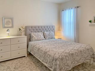 Stunning 3BR Modern Retreat, 20min to Beaches & Downtown, Pondside Bliss - 2