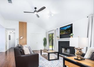 Cozy, Round Rock Retreat, Modern, Sleeps 10 - Round Rock - 0