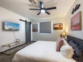 Old Town Oasis, Pool, Hot Tub & Prime Location! - Scottsdale - 5