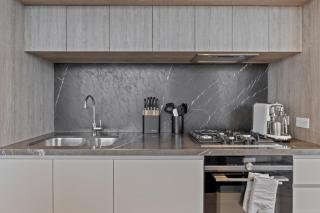 Chic 2-Bed Melbourne CBD Flat with Pool & Sauna - 8