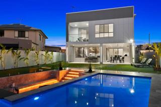 Ocean Escape - Majestic, Luxurious Canal Home - 0