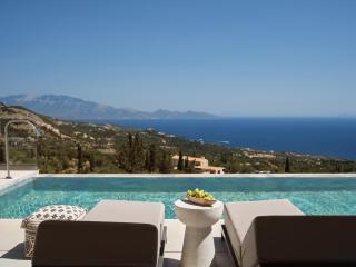 Elpida Luxury Villa, with Infinity Pool & Spa Whirlpool, By ThinkVilla - Skinária - 3