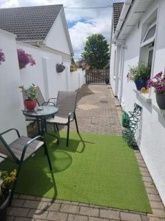 The middle of everywhere - 2 bedrooms option of making a third - One large 2 double beds One medium with One Double bed, option of adding a double bed to the Sitting Room as required - 2