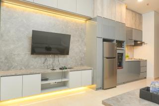 Gorgeous and Comfortable 1BR Sudirman Suites Apartment By Travelio - Jakarta - 4