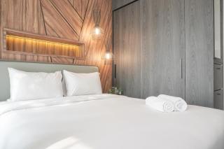 Gorgeous and Comfortable 1BR Sudirman Suites Apartment By Travelio - Jakarta - 9