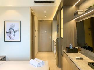 Warm and Modern Look Studio Room at Gold Coast Apartment By Travelio - 8