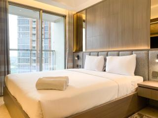 Warm and Modern Look Studio Room at Gold Coast Apartment By Travelio - 7