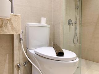 Warm and Modern Look Studio Room at Gold Coast Apartment By Travelio - Jakarta - 4