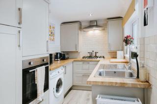 Central 3 Bed Home, Contractors, Garden, Fast WiFi, Smart TV - 8