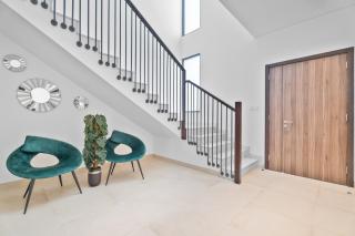 Nasma Luxury Stays - Luxurious Beachside Villa with Private Patio - 1