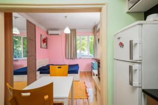 Sofia's 1BD Colourful Getaway Near NDK by Flat Mаnager - 4