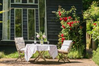 Deepwell Granary is a lovely thatched barn with attached meadow woodland - Buxhall - 3