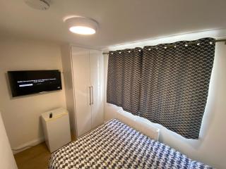 SRI RAM LODGE by LONDON HEATHROW , SLEEP 10 - Northolt - 6