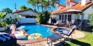 Fab 4brm home with pool a 18 min walk to beach - 0