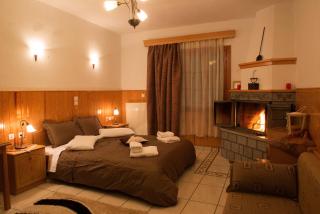 La Petri Studios with Fireplace & View - 1