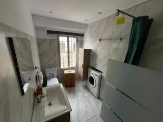 Luxurious 1-Bedroom Guesthouse - 3