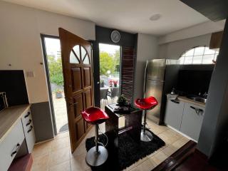 Luxurious 1-Bedroom Guesthouse - 1