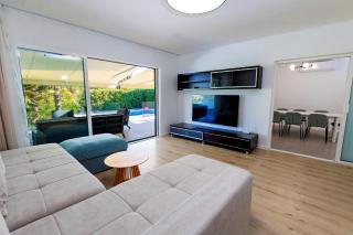 Luxury Semi-Detached House with a Pool near the Sea - Kaštela - 1