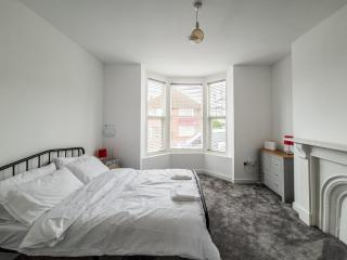 Snug Seaside Apartment With Garden Central Pass the Keys - 8