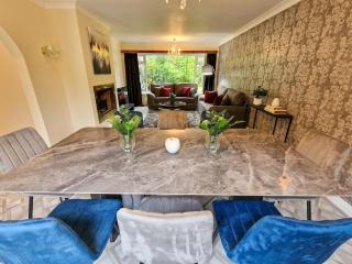 Lovely Greater MCR Family Home by City SuperHost - Baguley - 4