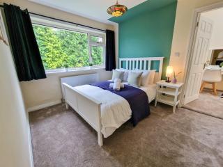 Lovely Greater MCR Family Home by City SuperHost - Baguley - 3