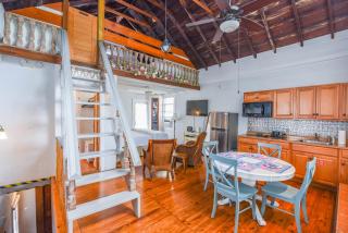 New Coastal Rose - Bright Loft with High Ceilings - 0