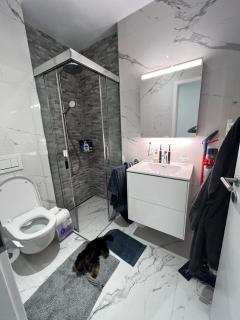 Modern Studio Near Train & Lake - 5