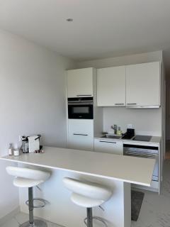 Modern Studio Near Train & Lake - 4